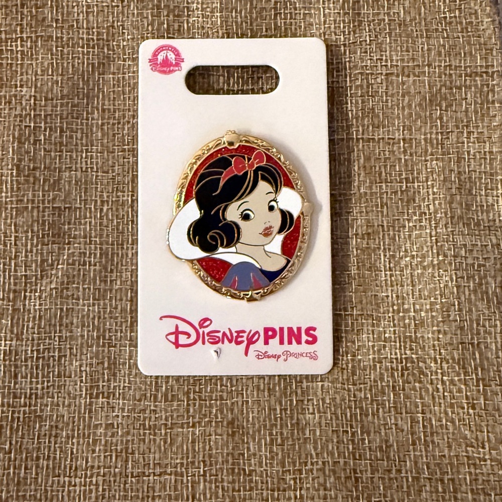 Disney Snow White pin